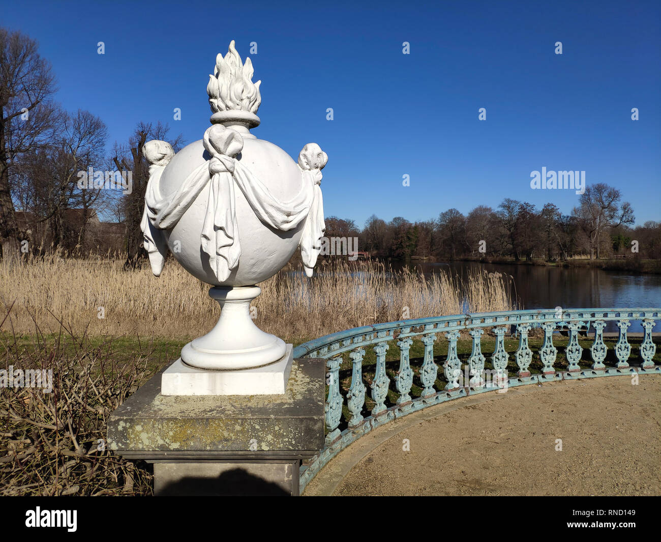 Dekorative Statue durch den Teich in Sharlottenburg Garten in Berlin, Deutschland, im Winter Stockfoto