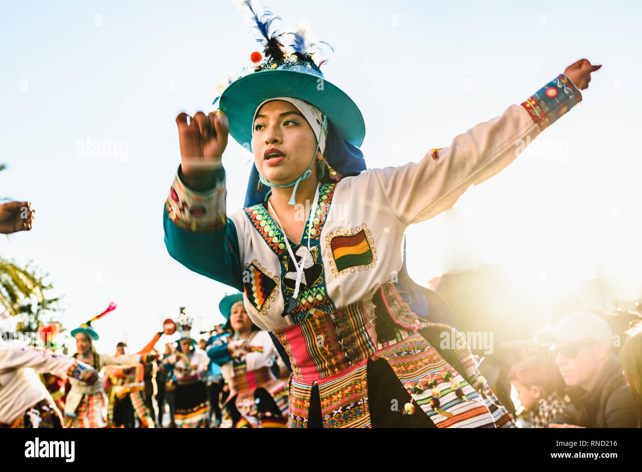 Valencia, Spanien - 16. Februar 2019: Frau Durchführung der Bolivianischen Volkstanz der Tinku in folkloristische und farbenfrohen traditionellen Kleid während der gekleidet Stockfoto