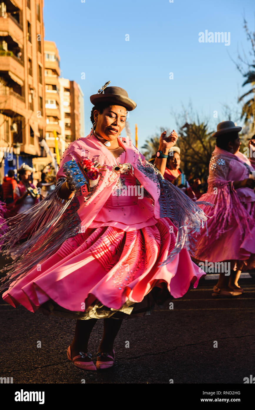 Valencia, Spanien - 16. Februar 2019: Tänzer mit dem traditionellen Bolivianischen Partei Outfit bei einem Karnevalsumzug Stockfoto Valencia, Spanien - 16. Februar 2019: Tänzer mit dem traditionellen Bolivianischen Partei Outfit bei einem Karnevalsumzug Stockfoto