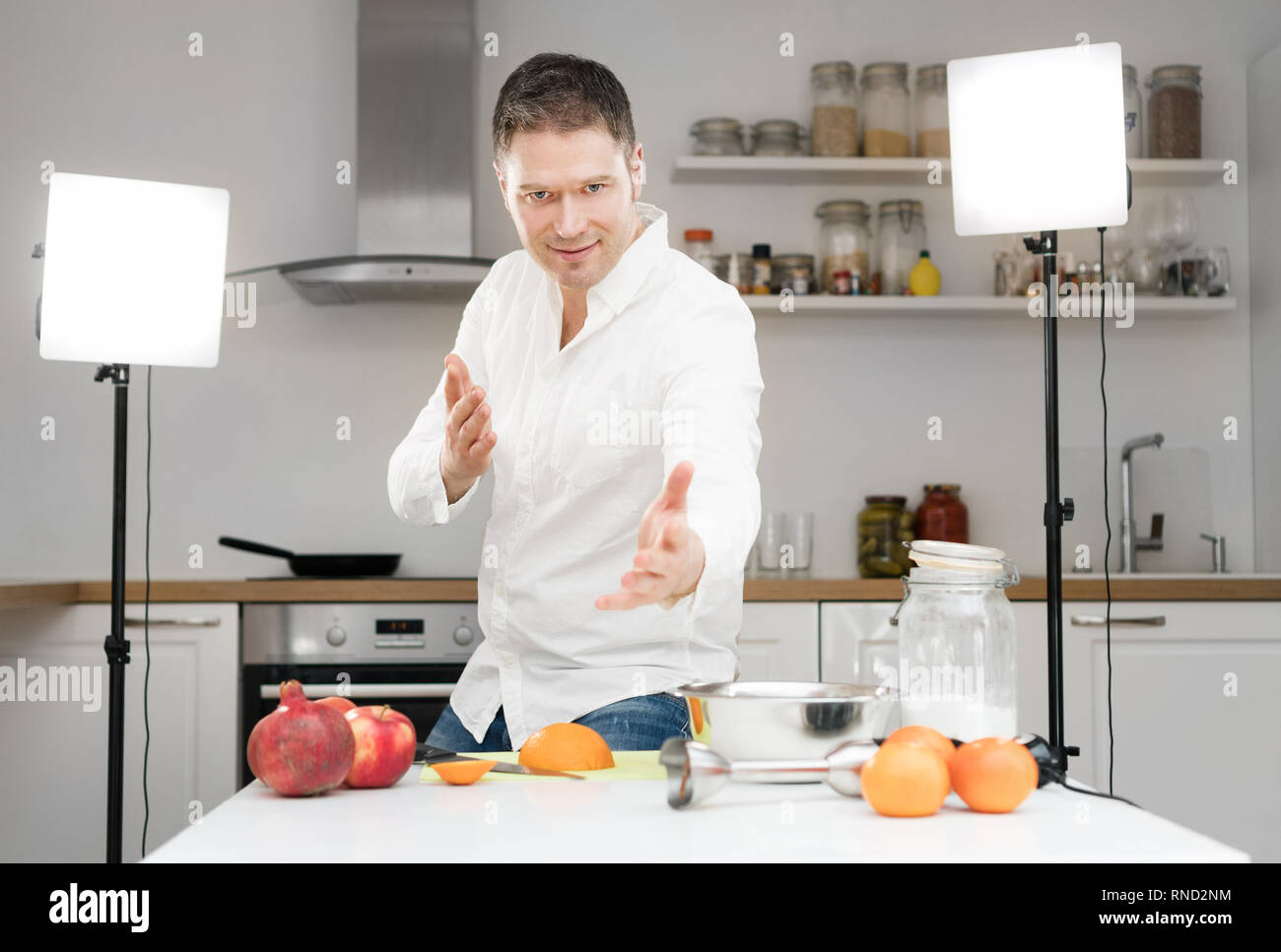 Mann auf der Küche Dreharbeiten Video für das Internet. Vlogging Konzept. Stockfoto
