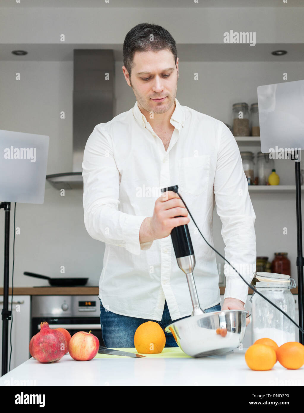 Mann auf der Küche Dreharbeiten Video für das Internet. Vlogging Konzept. Stockfoto