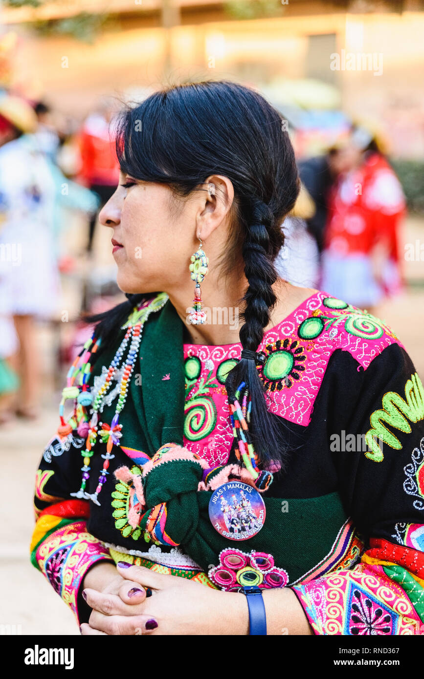 Valencia, Spanien - 16. Februar 2019: Porträt von Frauen das Tragen der traditionellen Bolivianischen Partei Outfit bei einem Karnevalsumzug mit Folklore typische Stockfoto