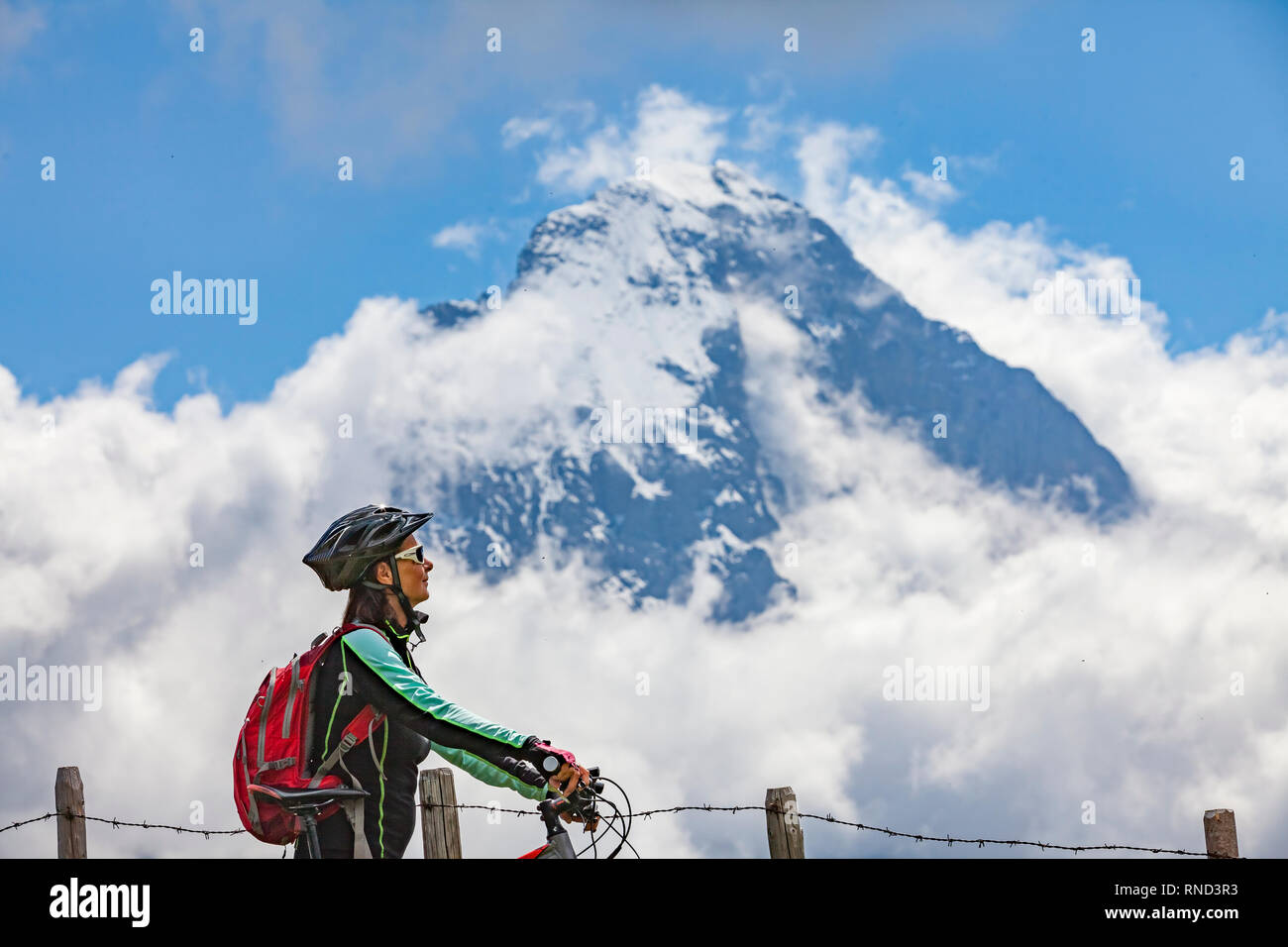 Schön und immer jung Senior Frau reiten Ihr e-mountainbike unterhalb der Eiger Nordwand, in den Schweizer Alpen in der Nähe von Grindelwald Stockfoto
