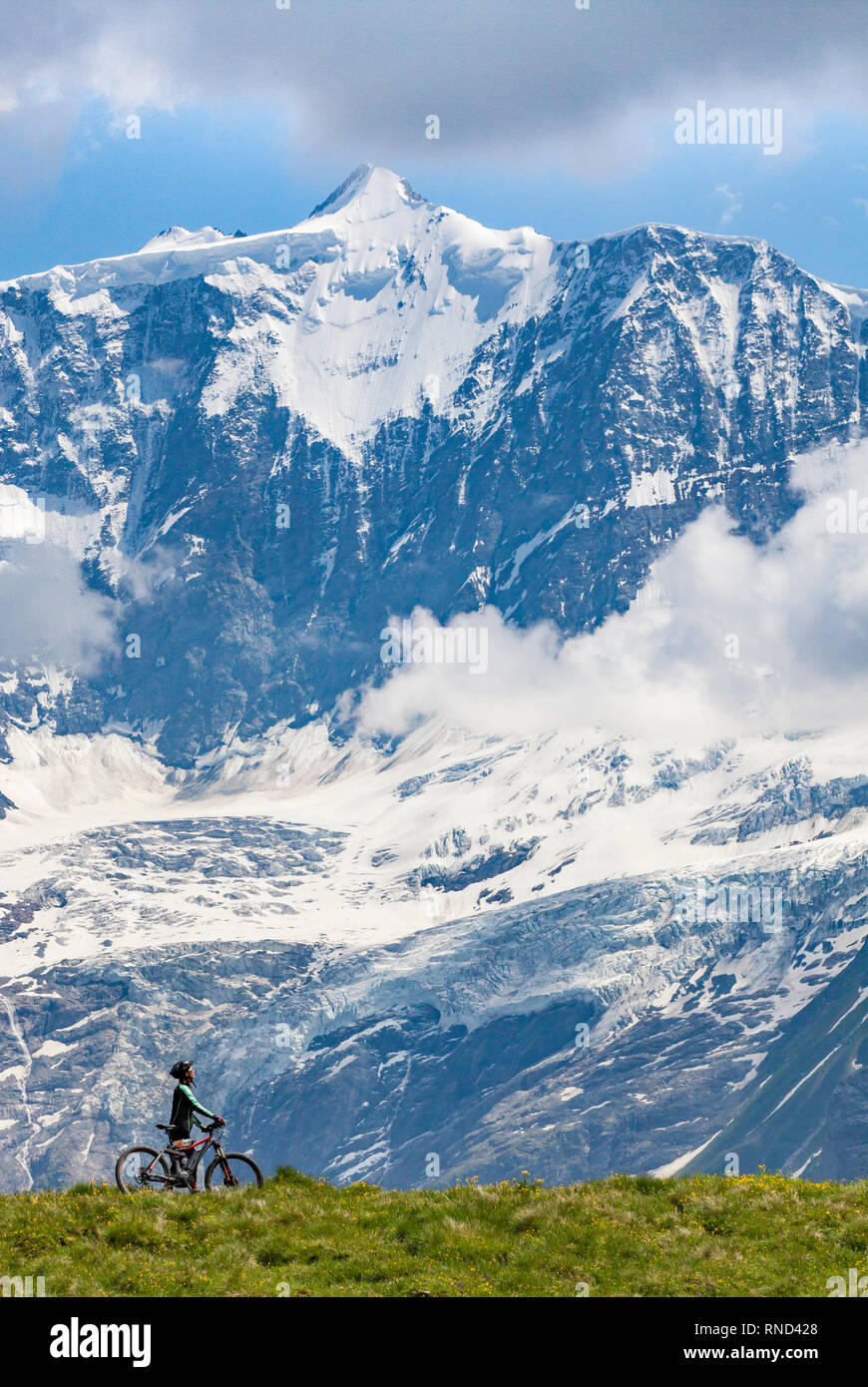 Schön und immer jung Senior Frau reiten Ihr e-mountainbike unterhalb der Eiger Nordwand, in der Nähe von Grindelwald, Berner Oberland, Schweiz Stockfoto