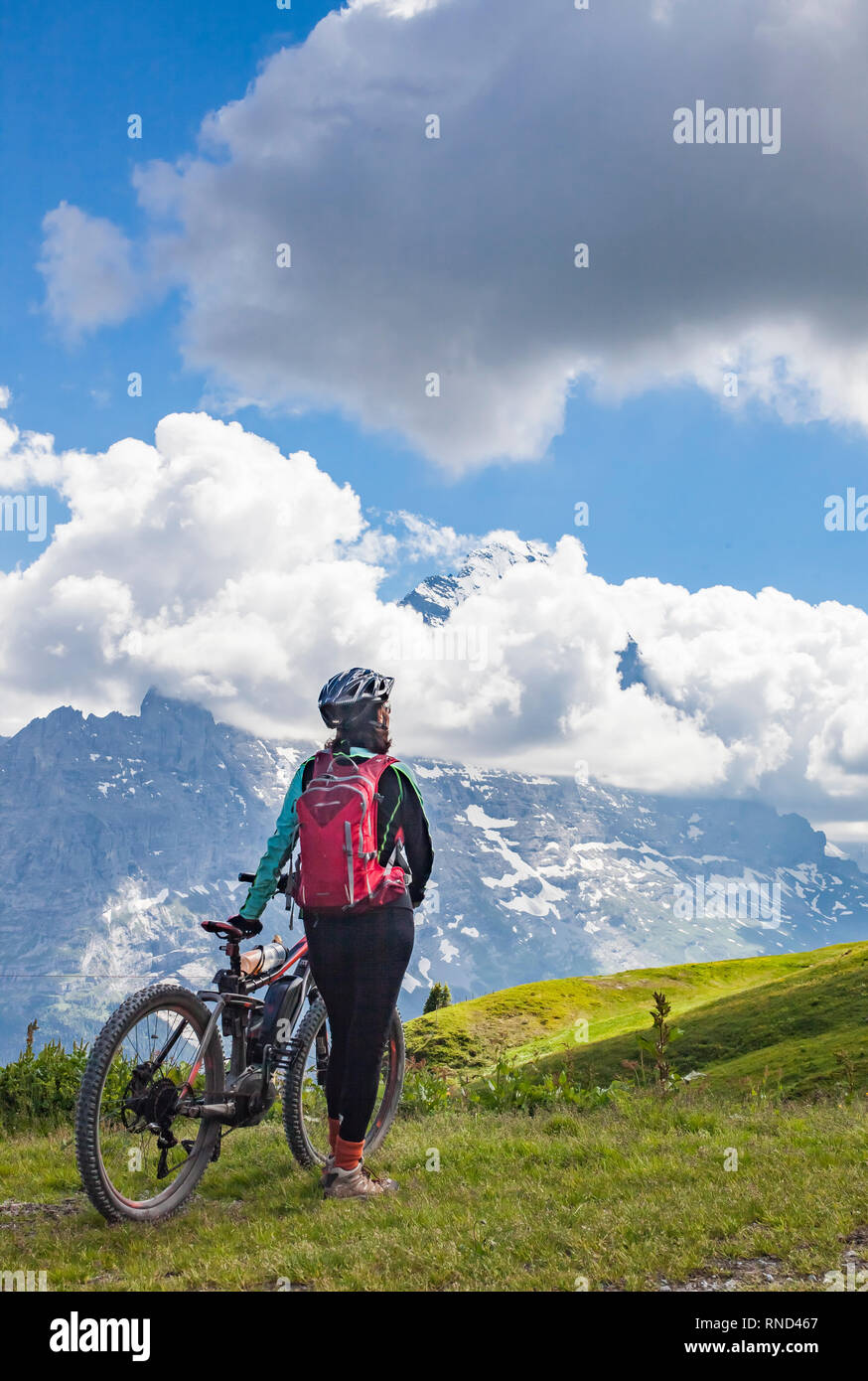 Schön und immer jung Senior Frau reiten Ihr e-mountainbike unterhalb der Eiger Nordwand in der Nähe von Grindelwald und Wengen, Jungfrauregion, Schweiz Stockfoto