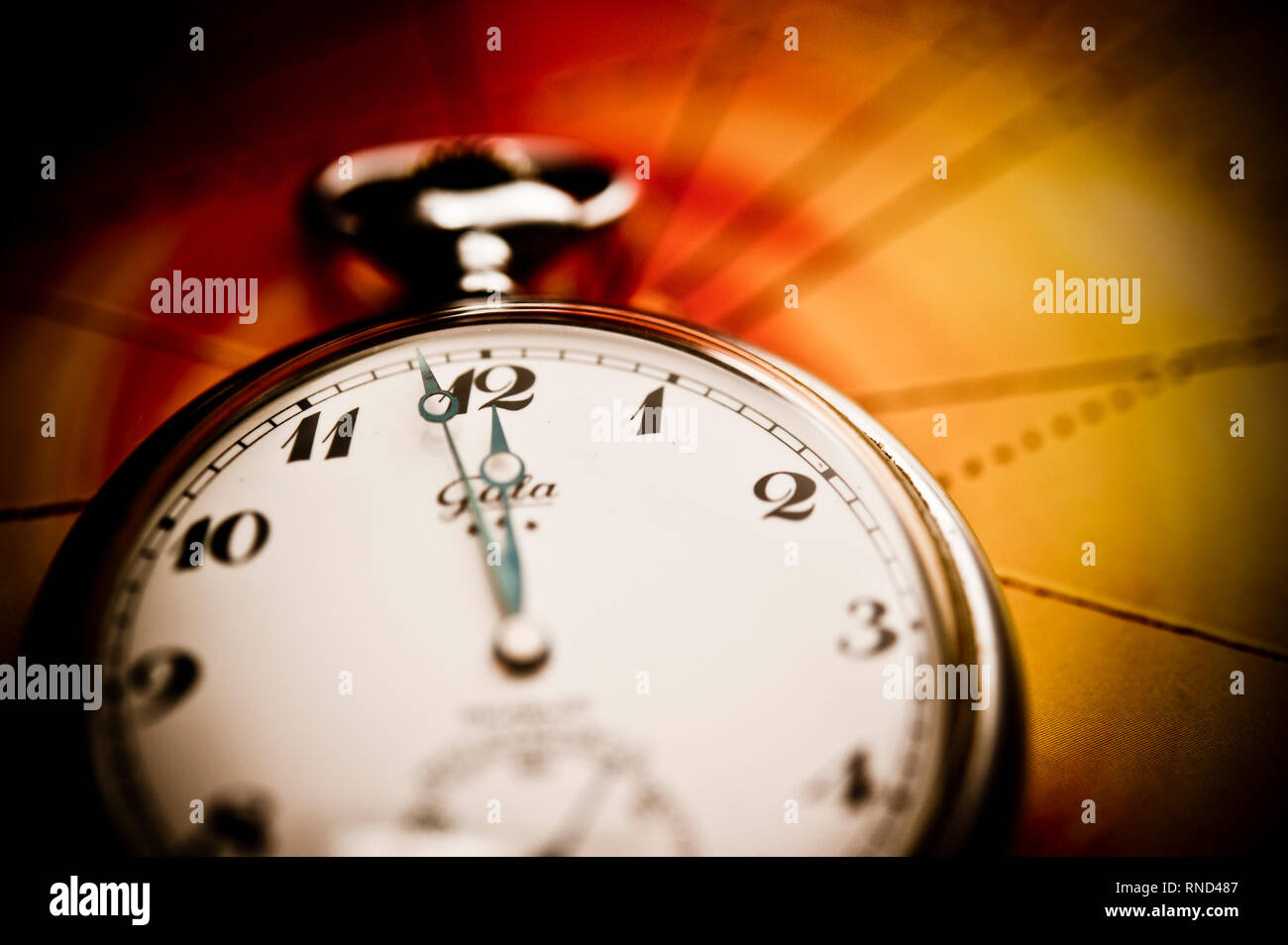 Taschenuhr zeigt zwei Minuten vor Mitternacht, Konzept für die Doomsday Clock Stockfoto