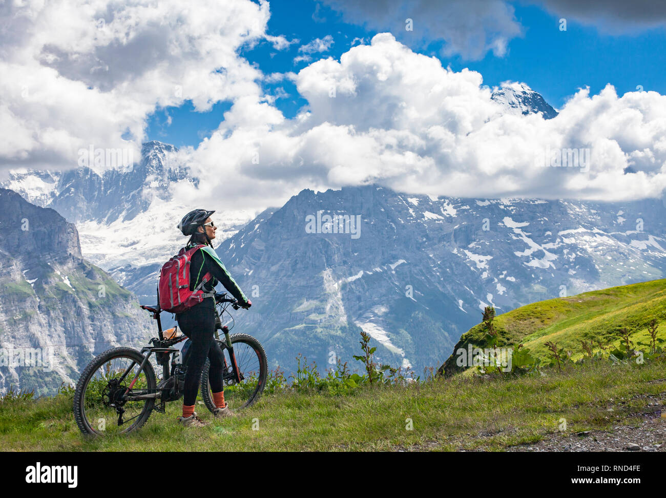 Schön und immer jung Senior Frau reiten Ihr e-mountainbike unterhalb der Eiger Nordwand in der Nähe von Grindelwald und Wengen, Jungfrauregion, Schweiz Stockfoto