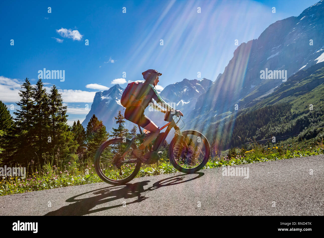 Schön und immer jung Senior Frau reiten Ihr e-mountainbike unterhalb der Eiger Nordwand, Jungfrauregion, Schweiz Stockfoto