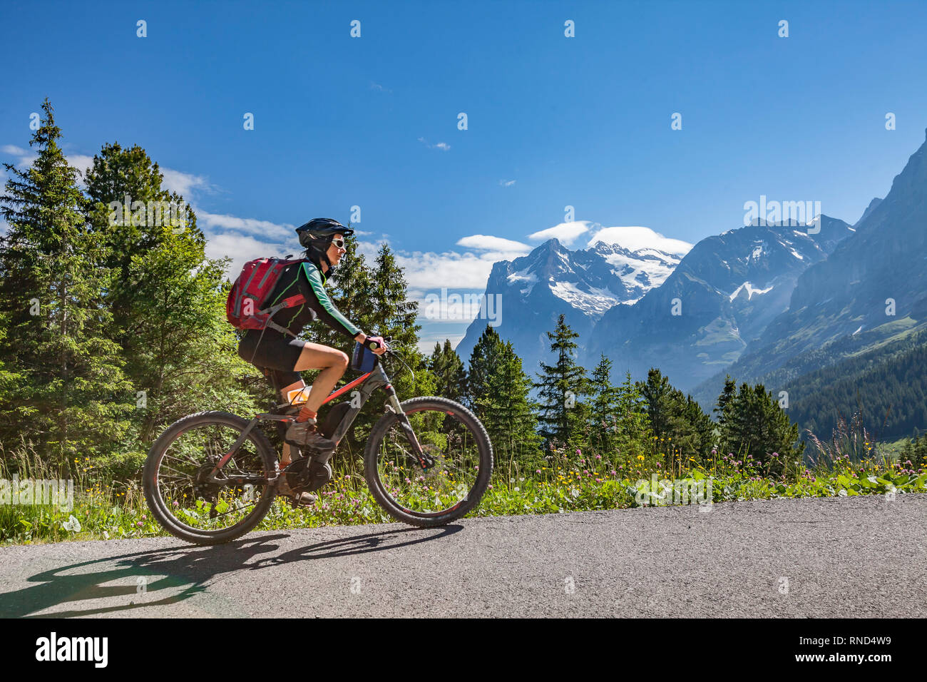 Schön und immer jung Senior Frau reiten Ihr e-mountainbike unterhalb der Eiger Nordwand, Jungfrauregion, Schweiz Stockfoto