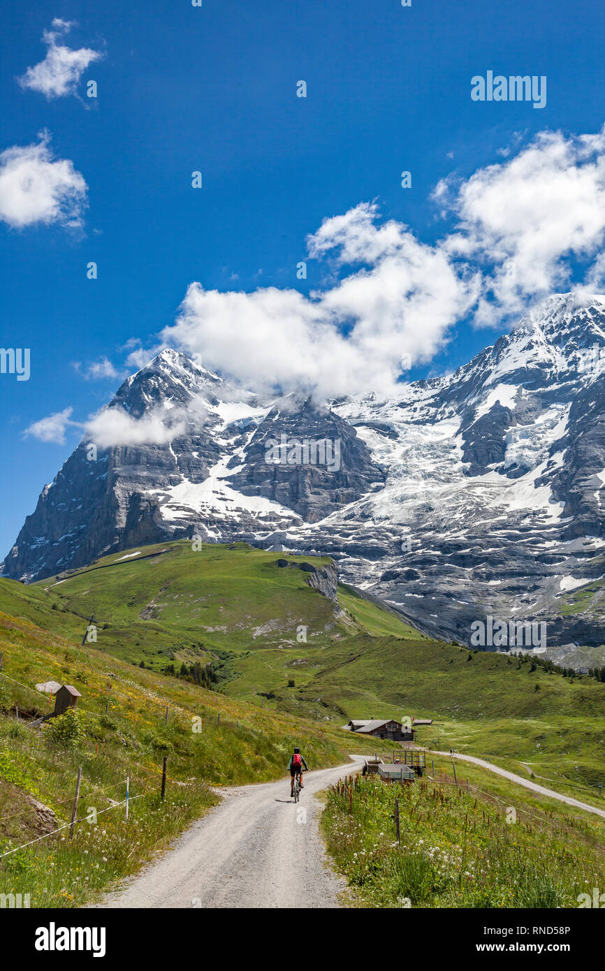 Schön und immer jung Senior Frau reiten Ihr e-mountainbike unterhalb der Eiger Nordwand, Jungfrauregion, Schweiz Stockfoto