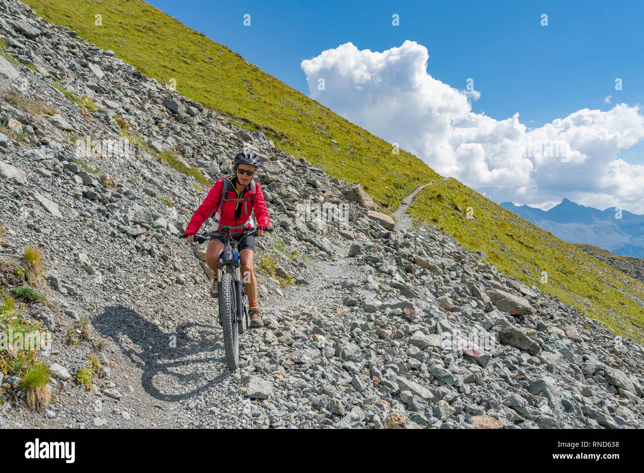 Active Senior, Frau, reiten Ihr e-Mountainbike auf dem berühmten suvretta Loop Trail, hoch über St. Moritz, Engadin, Schweiz Stockfoto