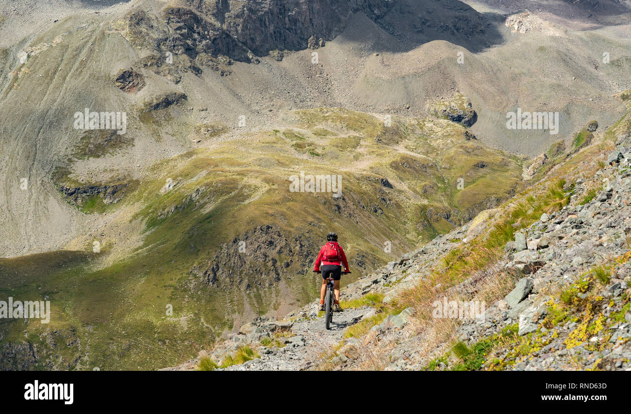 Active Senior, Frau, reiten Ihr e-Mountainbike auf dem berühmten suvretta Loop Trail, hoch über St. Moritz, Engadin, Schweiz Stockfoto