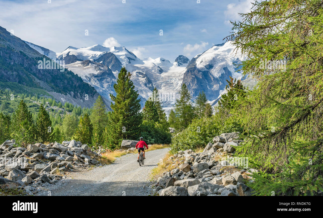 Ältere Frau, reiten Ihr e-Mountainbike auf der Spur zum Morteratschgletscher bei Pontresina, Engadin, Schweiz, Alpen. Stockfoto