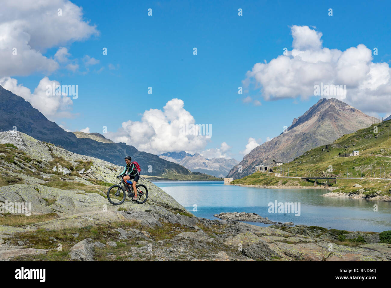 Ältere Frau, reiten Ihr e-Mountainbike an der berühmten Bernina Express Trail am Lago Bianco, Bernina Pass in der Nähe von Pontresina eine St. Moritz, Engadin, Switze Stockfoto