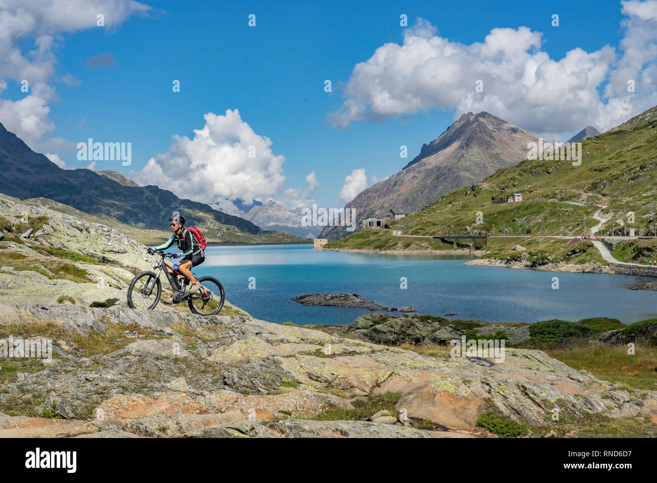 Ältere Frau, reiten Ihr e-Mountainbike an der berühmten Bernina Express Trail am Lago Bianco, Bernina Pass in der Nähe von Pontresina eine St. Moritz, Engadin, Switze Stockfoto