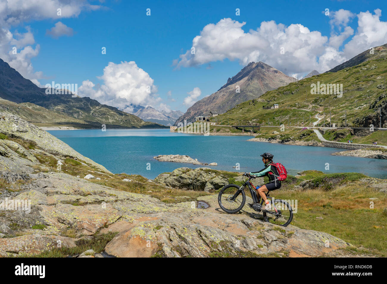 Ältere Frau, reiten Ihr e-Mountainbike an der berühmten Bernina Express Trail am Lago Bianco, Bernina Pass in der Nähe von Pontresina eine St. Moritz, Engadin, Switze Stockfoto