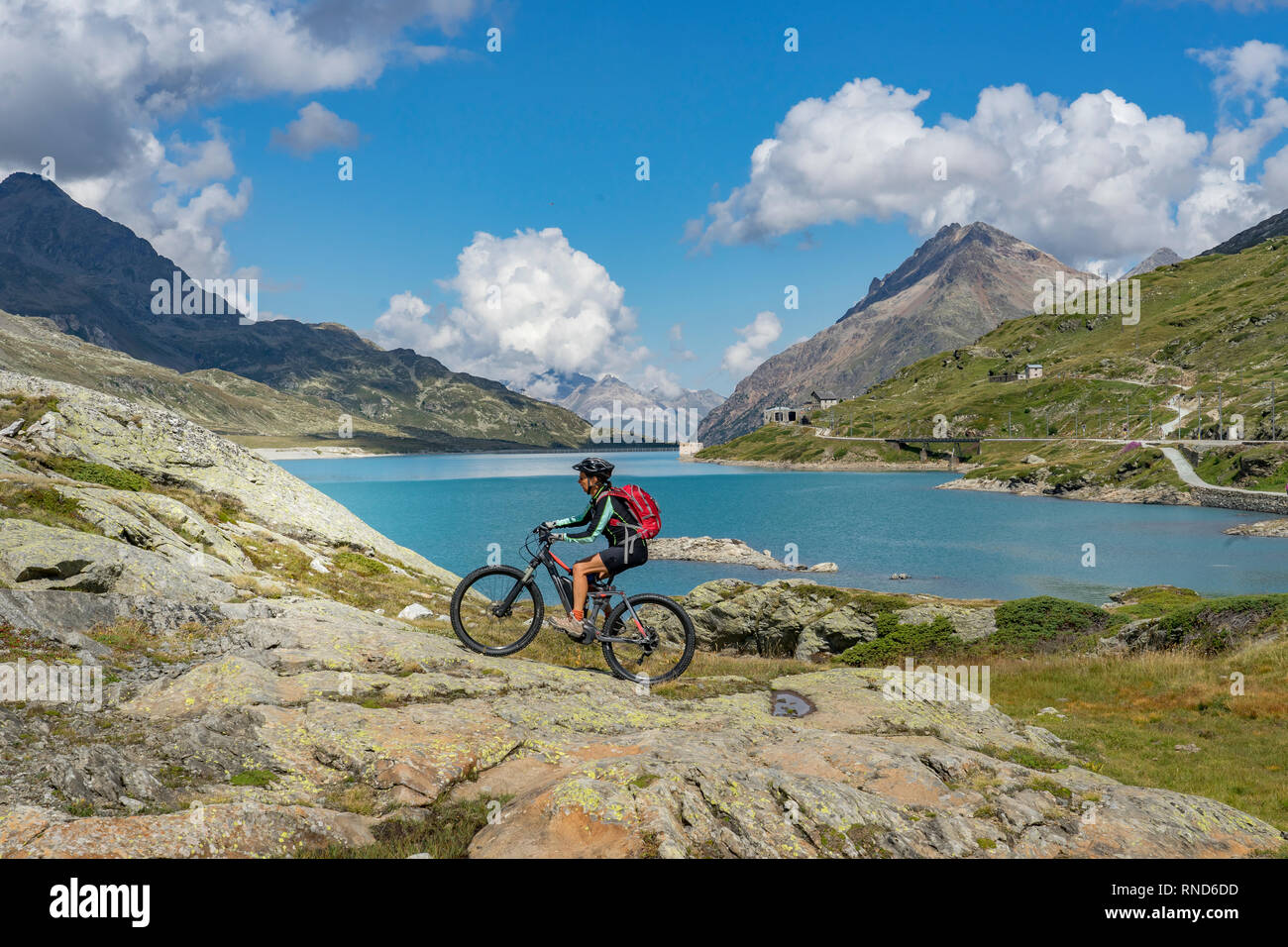 Ältere Frau, reiten Ihr e-Mountainbike an der berühmten Bernina Express Trail am Lago Bianco, Bernina Pass in der Nähe von Pontresina eine St. Moritz, Engadin, Switze Stockfoto