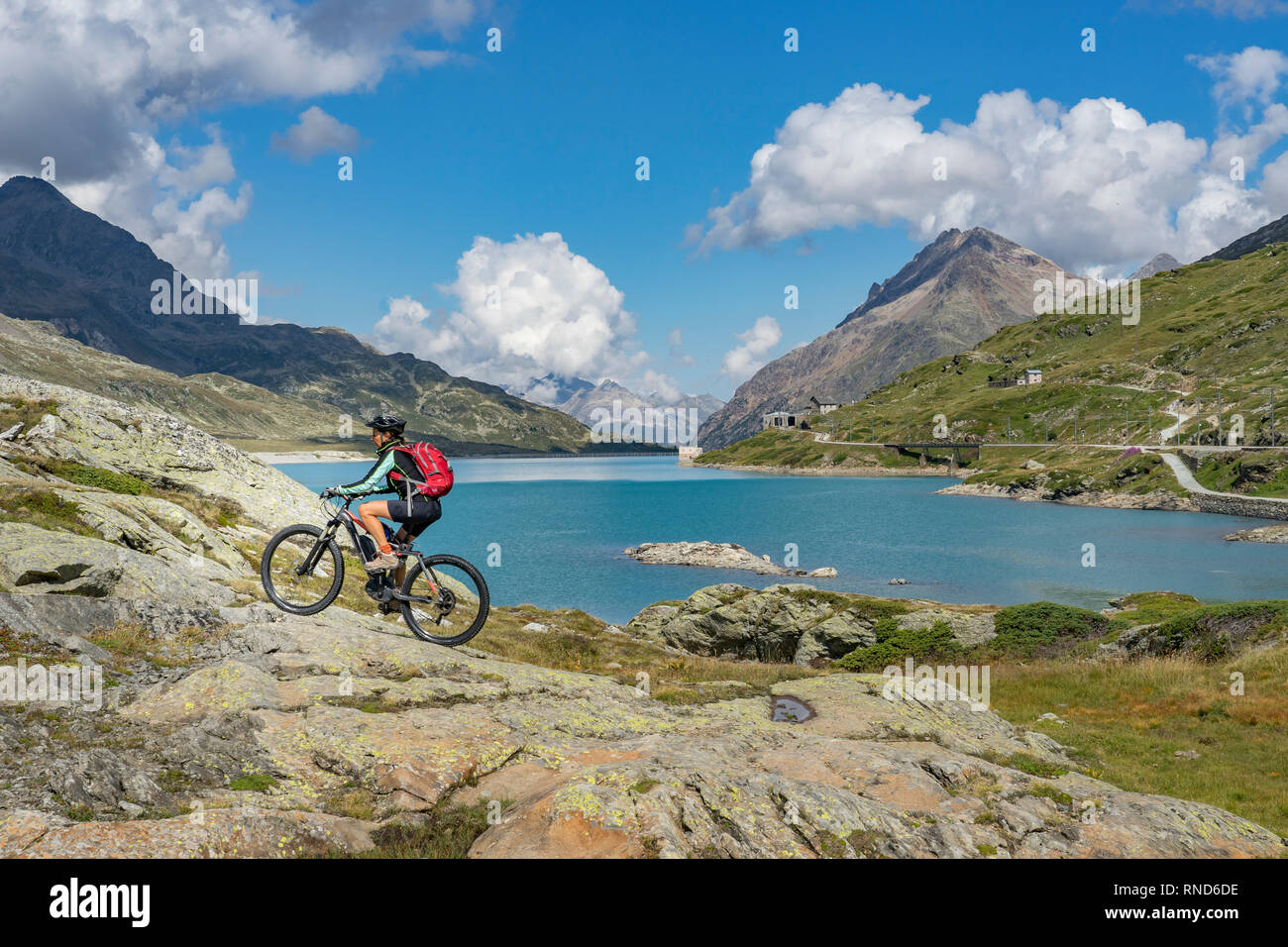 Ältere Frau, reiten Ihr e-Mountainbike an der berühmten Bernina Express Trail am Lago Bianco, Bernina Pass in der Nähe von Pontresina eine St. Moritz, Engadin, Switze Stockfoto