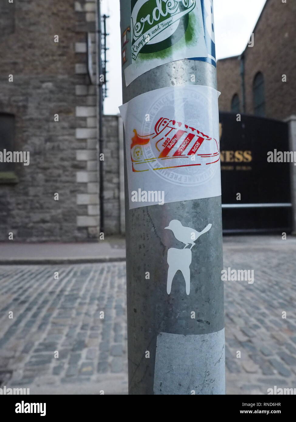 Strasse Pfosten Aufkleber außerhalb St James's Gate - Dublin - Irland Stockfoto