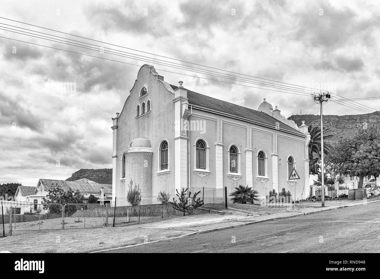 PIKETBERG, SÜDAFRIKA, 22. AUGUST 2018: eine Straße, Szene, mit der historischen Synagoge, heute ein Museum, in Piketberg im Swartland Region der Benachrichtigen Stockfoto