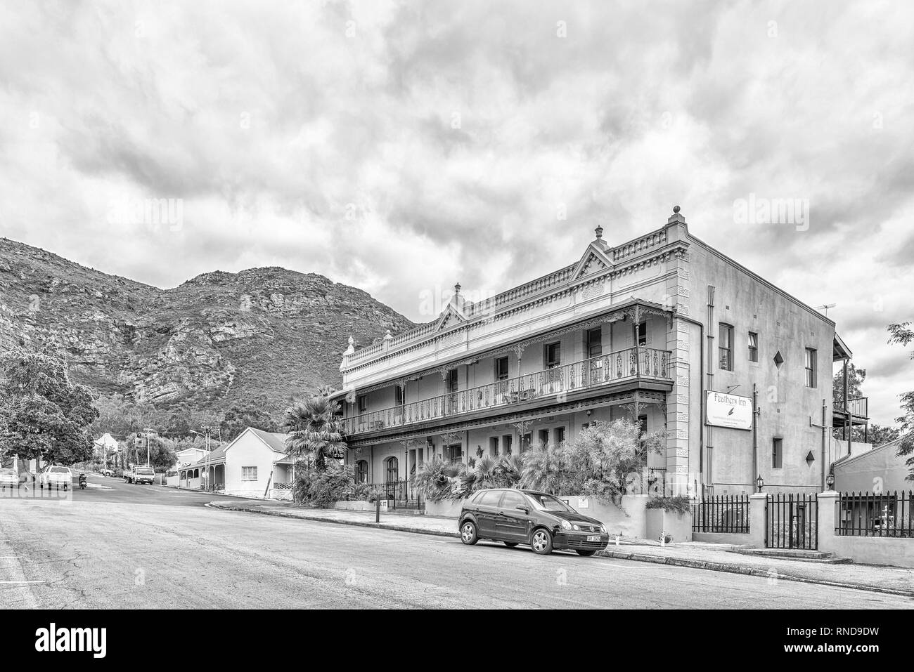PIKETBERG, SÜDAFRIKA, 22. AUGUST 2018: eine Straße, Szene, mit historischen Hotel und Fahrzeuge, Piketberg im Swartland Region des Western Cape P Stockfoto