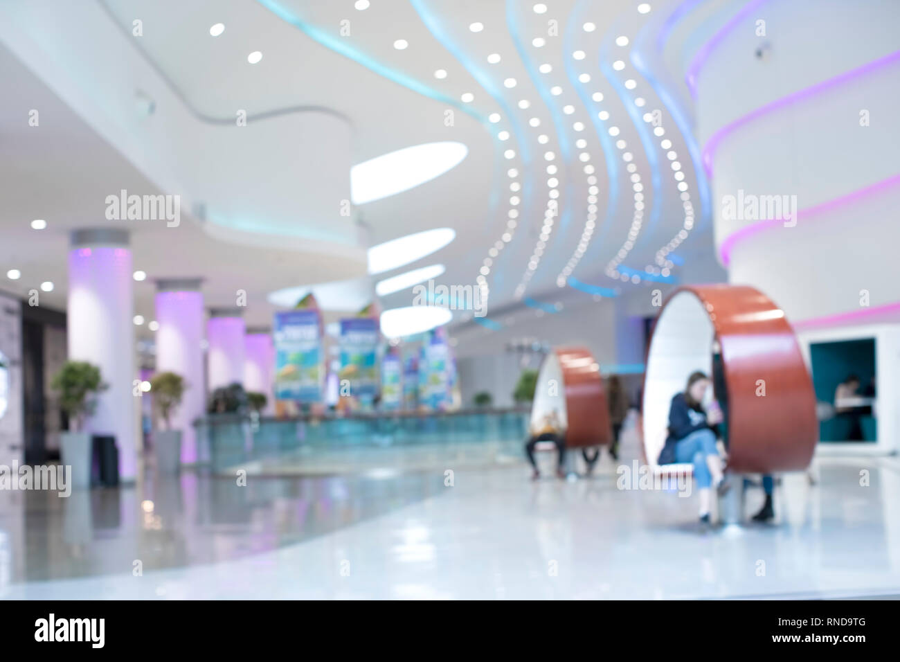 Abstrakte verschwommenen Hintergrund Kunden einkaufen im Kaufhaus mit bokeh Licht. Stockfoto