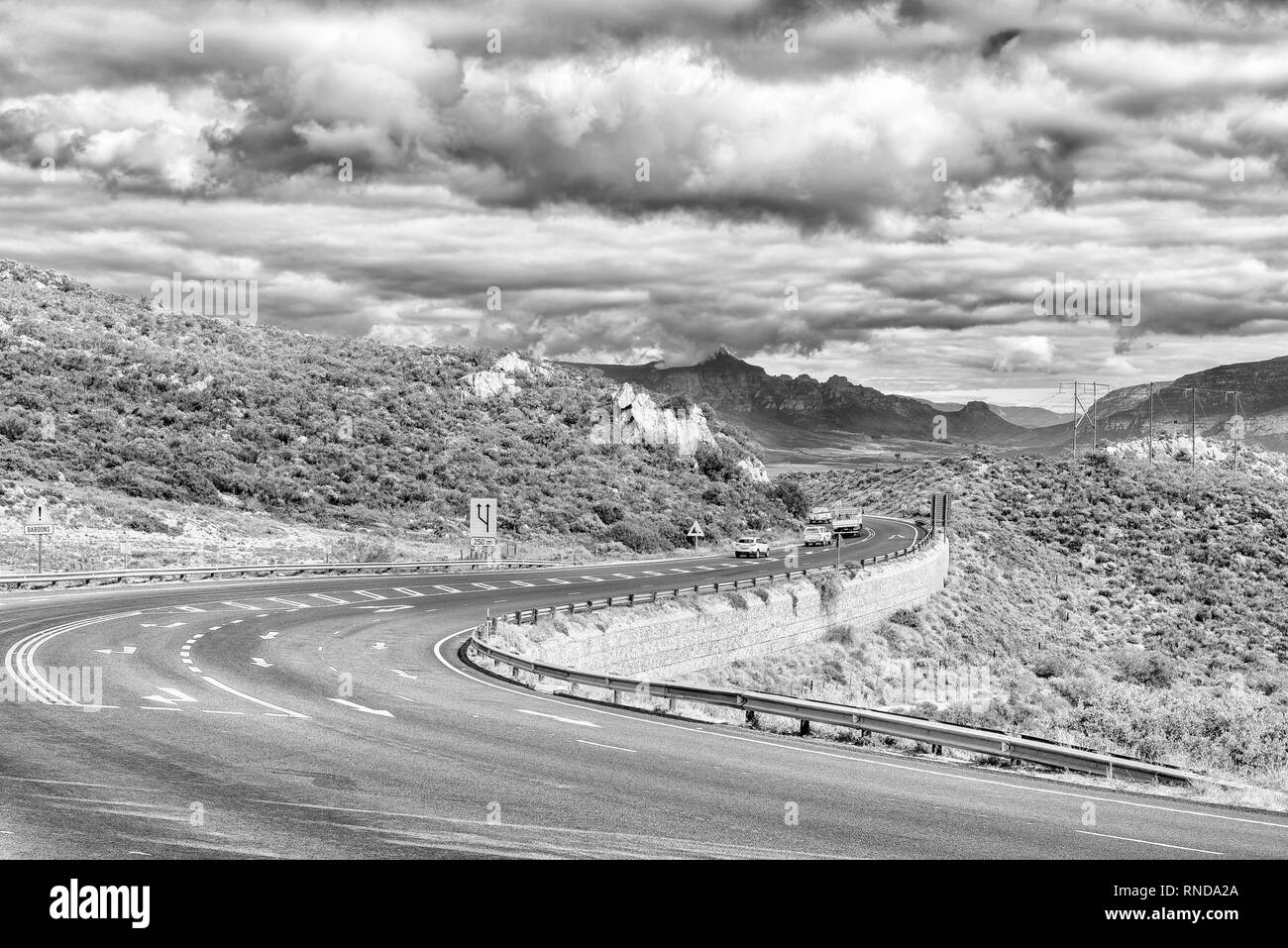 CITRUSDAL, SÜDAFRIKA, 22. AUGUST 2018: die Fahrzeuge an der Spitze des Piekenierskloof Pass zwischen Piketberg und Citrusdal in der Provinz Western Cape Stockfoto