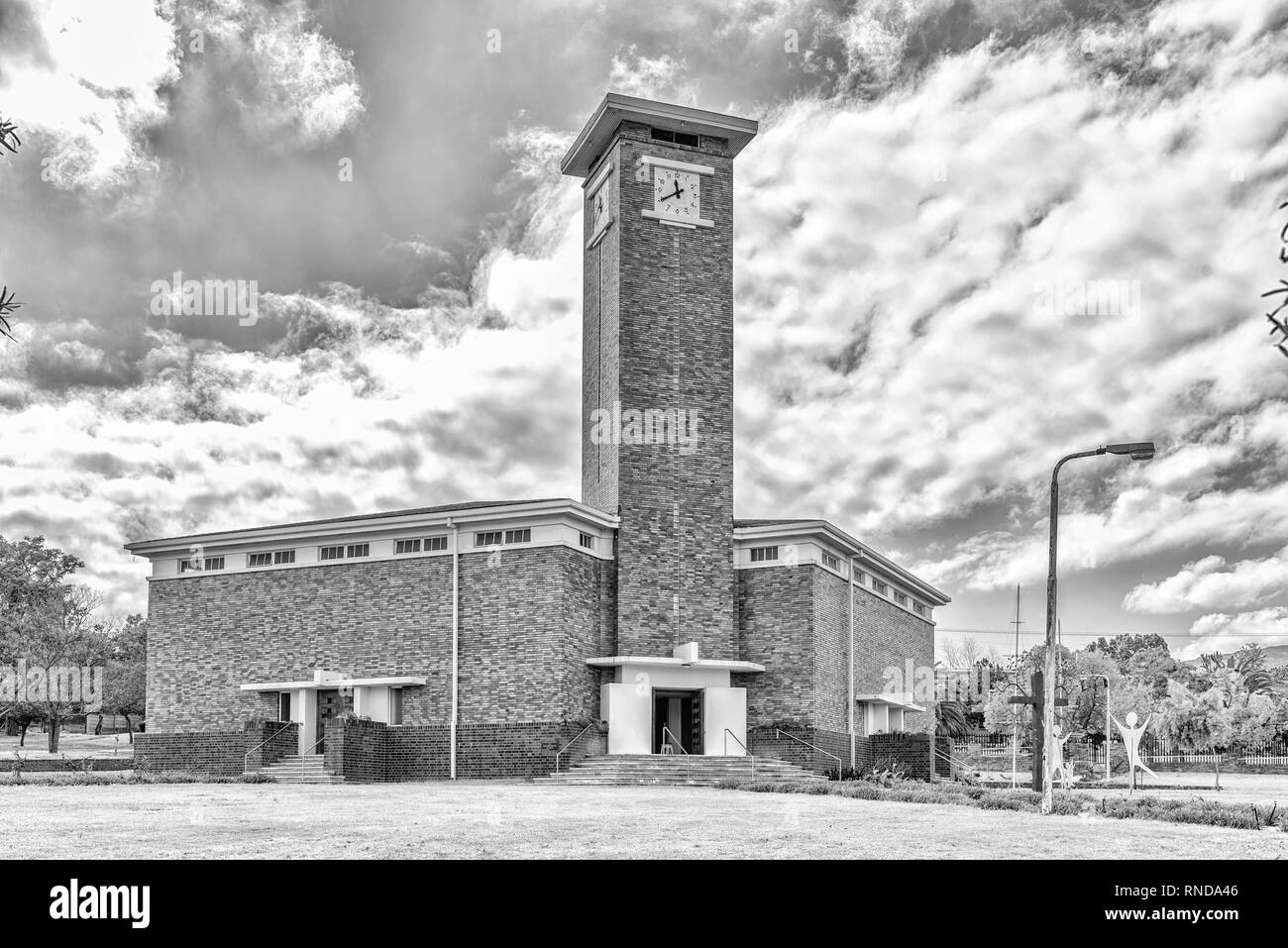 CITRUSDAL, SÜDAFRIKA, 22. AUGUST 2018: die Niederländische Reformierte Kirche in Citrusdal in der Western Cape Provinz. Schwarzweiß Stockfoto