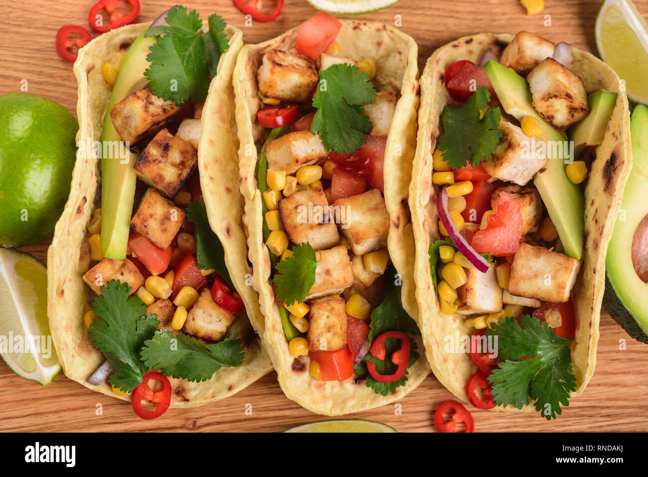 Drei fleischlosen Tacos mit Tofu Stockfoto