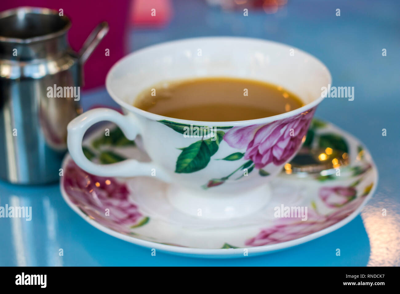 Tasse Tee, Fine Bone China Teetasse, englischen Tee, Lizenzgebühren Konzept, Posh, sehr britische Großbritannien England Earl Grey Schwarzer Tee Milch Tasse und Untertasse Tasse Stockfoto
