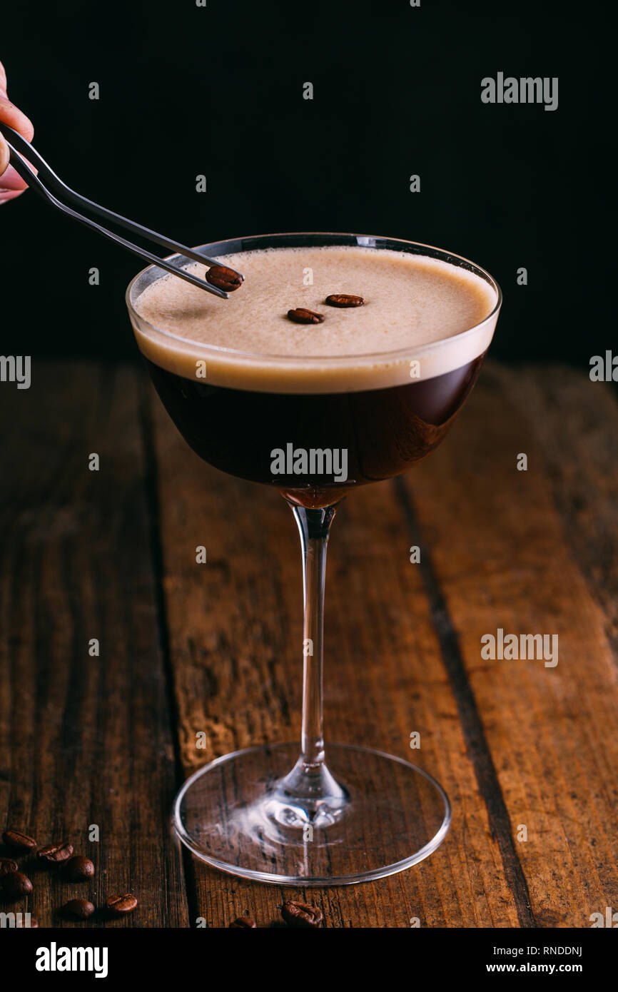 Espresso Martini Cocktail auf dunklem Hintergrund Stockfoto