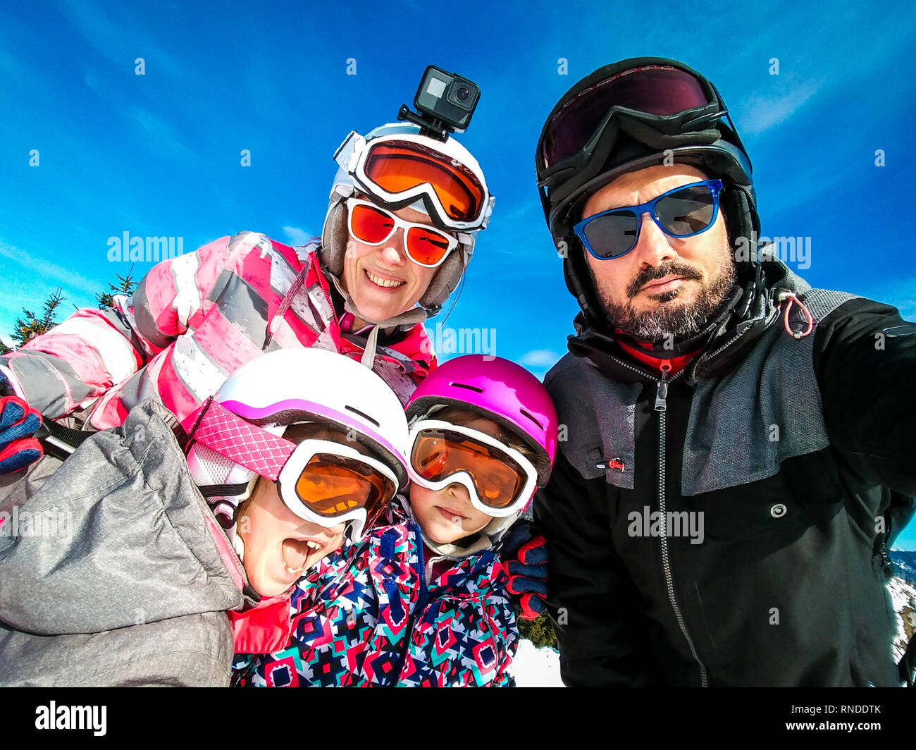 Familie Winterurlaub mit Skifahren selfie in Gang. Familie mit den Kindern auf Skiurlaub in Ski gear mit Helmen und Ski gog gekleidet Stockfoto