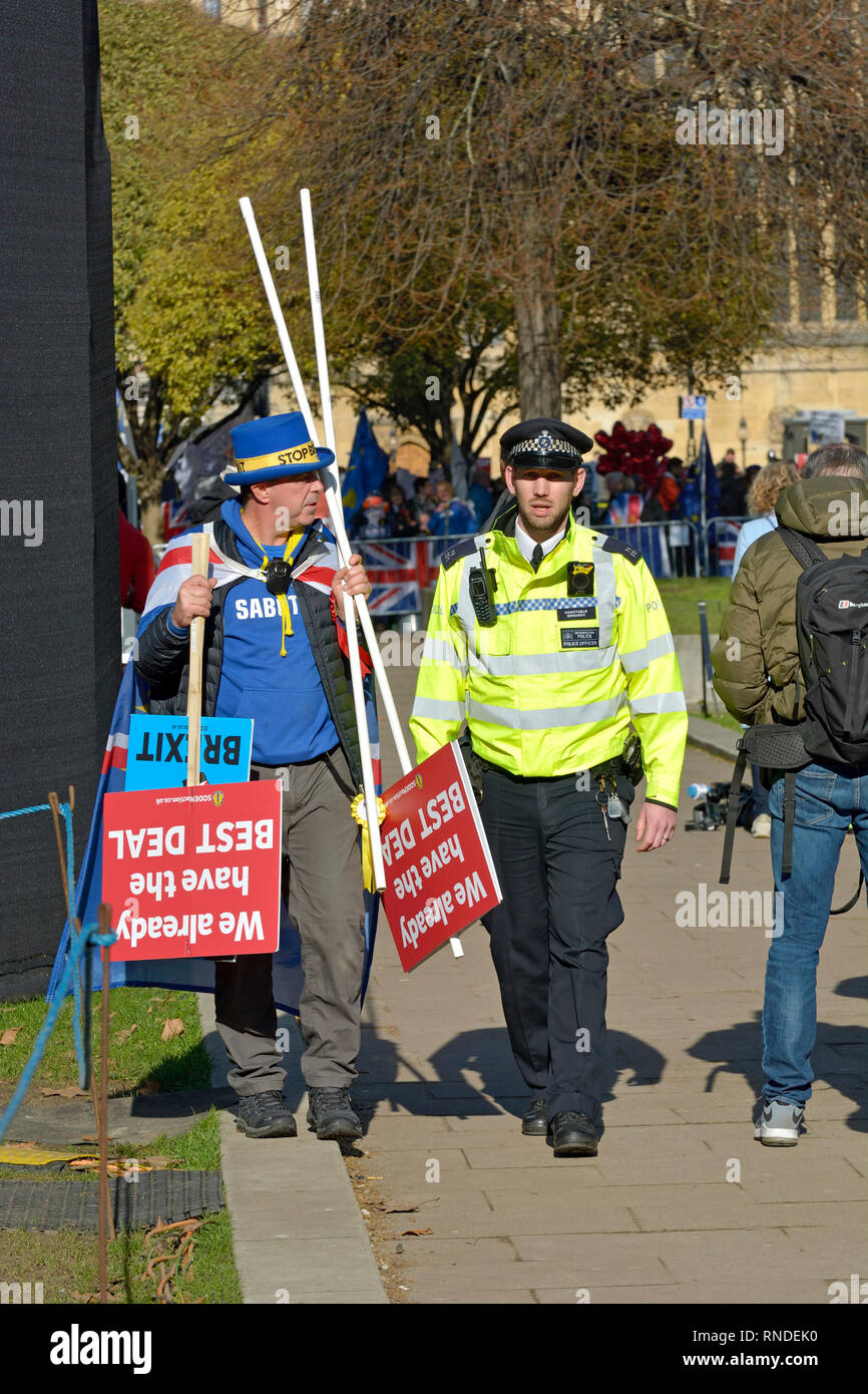 Steve Bray, anti-Brexit Demonstrant und Gründer von sodem (Stand der Missachtung der Europäischen Bewegung) auf seinem täglichen Protest außerhalb der Häuser des Parlaments, werden Stockfoto