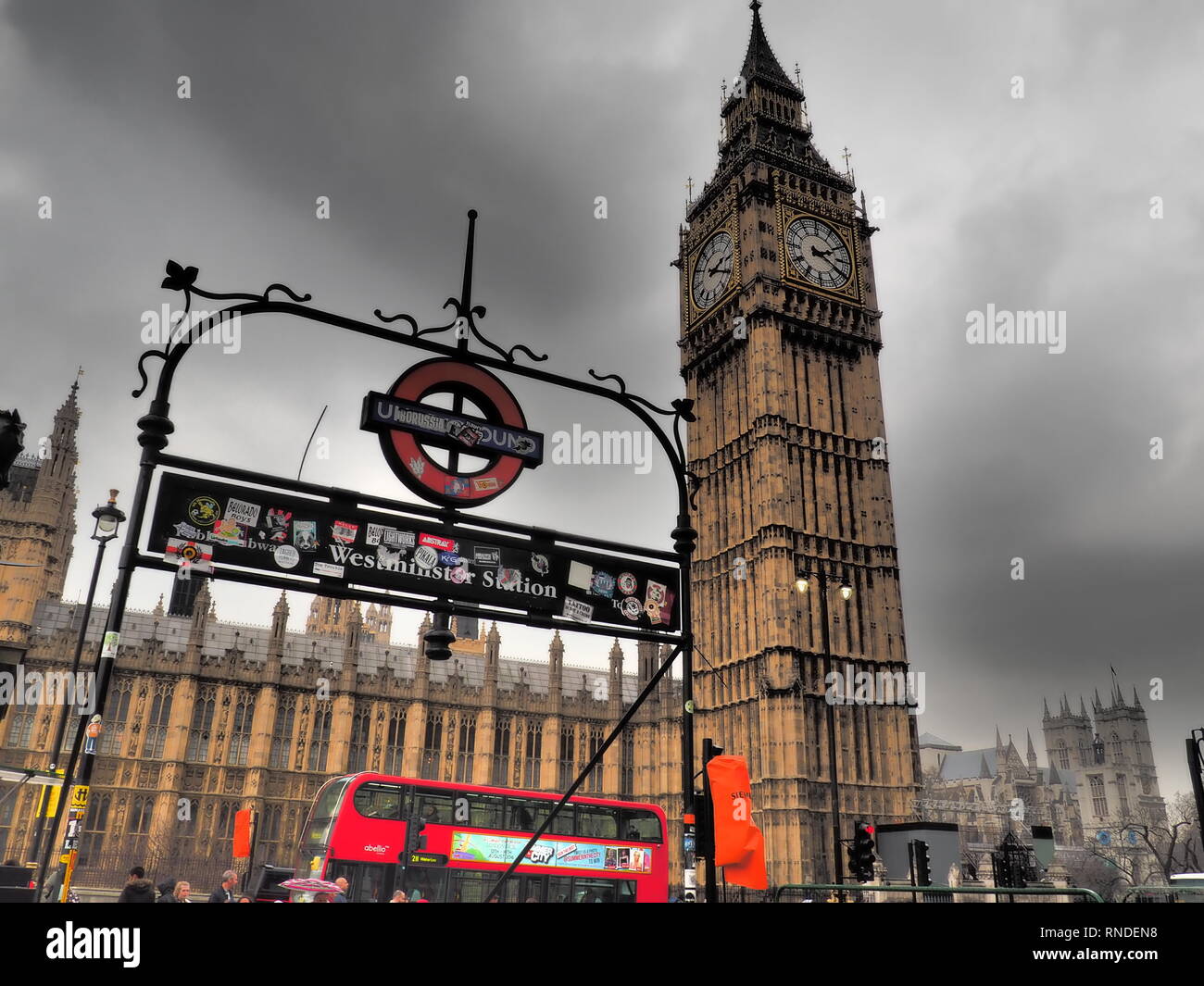 Blick auf den Big Ben von der U-Bahnstation Westminster - London, Großbritannien Stockfoto