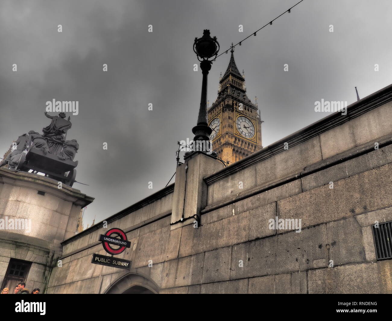 Blick auf den Big Ben von der U-Bahnstation Westminster - London, Großbritannien Stockfoto