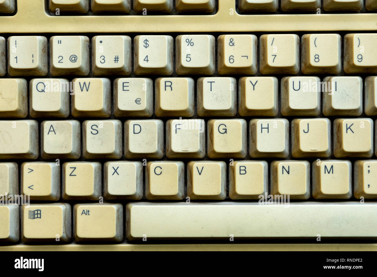 Alte Tastatur eines Computers cloes, mit Buchstaben und Zahlen Stockfoto