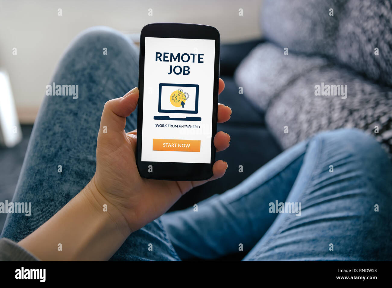 Mädchen, dass smart phone mit Remote Job Konzept auf dem Bildschirm. Alle Inhalte werden von mir gestaltet Stockfoto