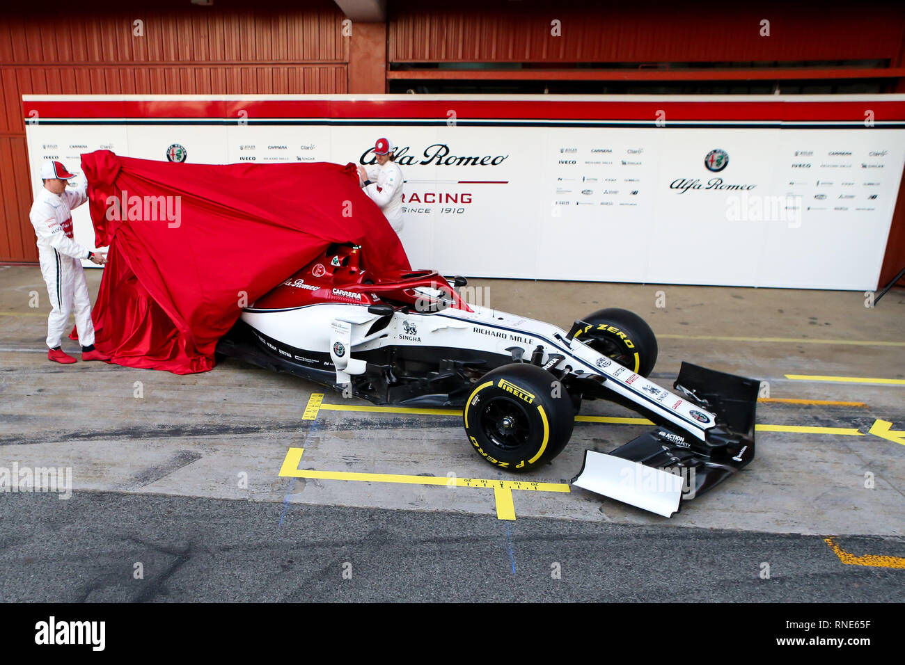 Barcelona, Spanien. 18 Feb, 2019. KIMI RÄIKKÖNEN von Alfa Romeo Racing und ANTONIO GIOVINAZZI von Alfa Romeo Racing enthüllt die Alfa Romeo Rennwagen während der 2019 FIA Formel 1-Weltmeisterschaft vor Jahreszeit Prüfung am Circuit de Barcelona-Catalunya in Barcelona, Spanien. Credit: James Gasperotti/ZUMA Draht/Alamy leben Nachrichten Stockfoto