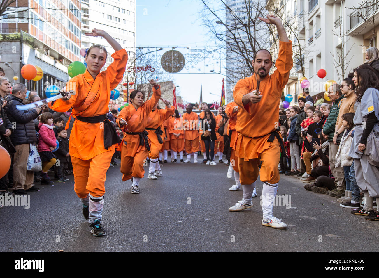 Paris, Frankreich. 17 Feb, 2019. Demonstranten, die Kampfkunst, das Chinesische Neue Jahr Demonstration. 13. Bezirk, Paris, Frankreich. 17. Februar 2019. Credit: shengqi TANG/Alamy leben Nachrichten Stockfoto