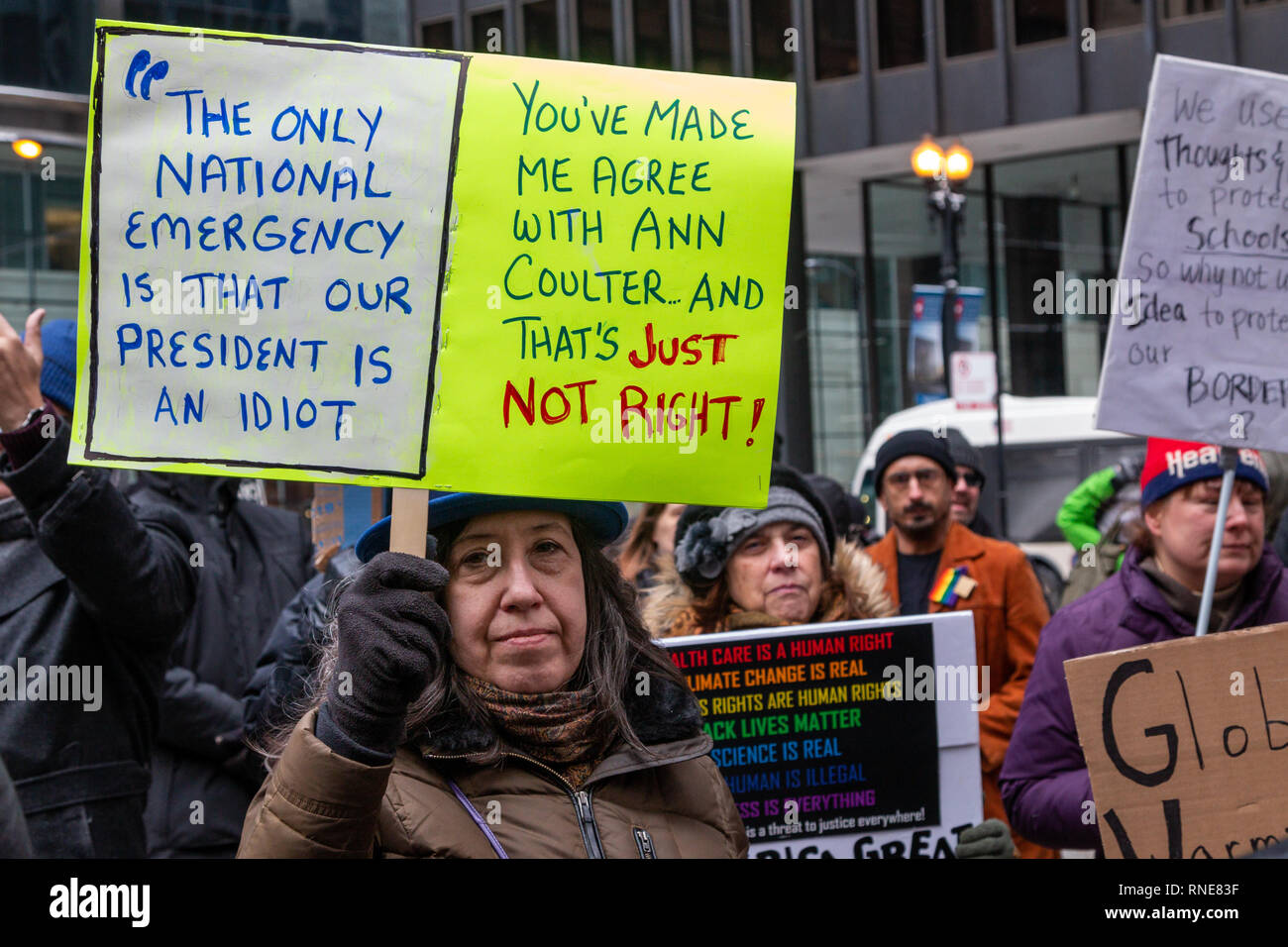 Chicago, USA. 18. Feb 2019. Betroffenen Chicagoans versammelten sich am Mittag auf den President's 2019 im Federal Plaza in Chicago President's Trump Erklärung von einem nationalen Notstand an der Grenze zu protestieren, um seine Grenze Mauer Projekt zu finanzieren. Nach dem Zuhören Reden von Illinois Kongreßabgeordneten Chuy Garcia und andere, die Demonstranten zogen auf Adams Street und dann nach Norden auf der State Street ihren Protest zu Trump Tower zu nehmen. Quelle: Matthew Kaplan/Alamy leben Nachrichten Stockfoto