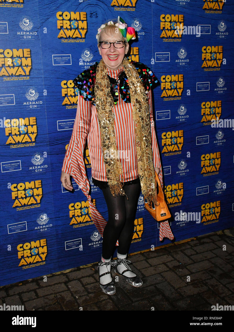London, Großbritannien. 18. Feb 2019. Sue Pollard am Roten Teppich Ankünfte an Vorschau von Kommen aus Entfernt die Tony-winning Musical erzählt die wahre Geschichte von 7000 gestrandete Fluggäste während der 9/11, und die kleine Stadt in Neufundland, die Sie begrüßt. bei Phoenix Theater Credit: Nils Jorgensen/Alamy leben Nachrichten Stockfoto