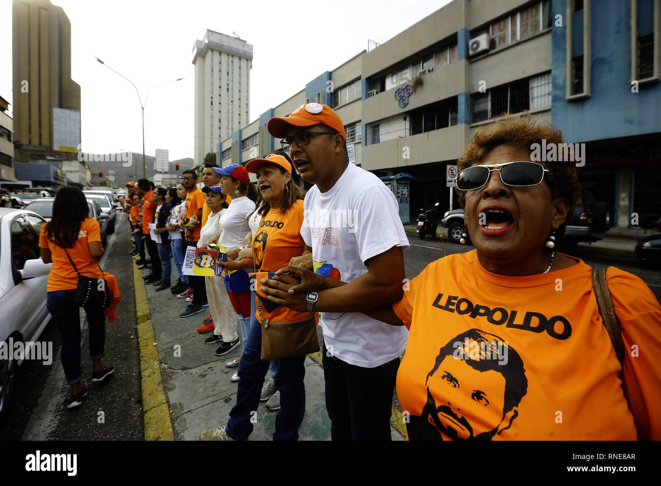 Valencia, Carabobo, Venezuela. 18 Feb, 2019. 18. Februar 2019. Die Aktivisten der politischen Partei populär wird, protestieren die Freilassung ihres Führers zu verlangen, Leopoldo L''"Pez, der heute fünf Jahre nach der von der Regierung von Nicol''¡s Maduro, verhaftet zu werden, warf ihn der propovering Gewalt auf den Straßen des Landes. Der Protest wurde auf Cede''" o Avenue in der Stadt Valencia, Carabobo stand gehalten. Foto: Juan Carlos Hernandez Credit: Juan Carlos Hernandez/ZUMA Draht/Alamy leben Nachrichten Stockfoto