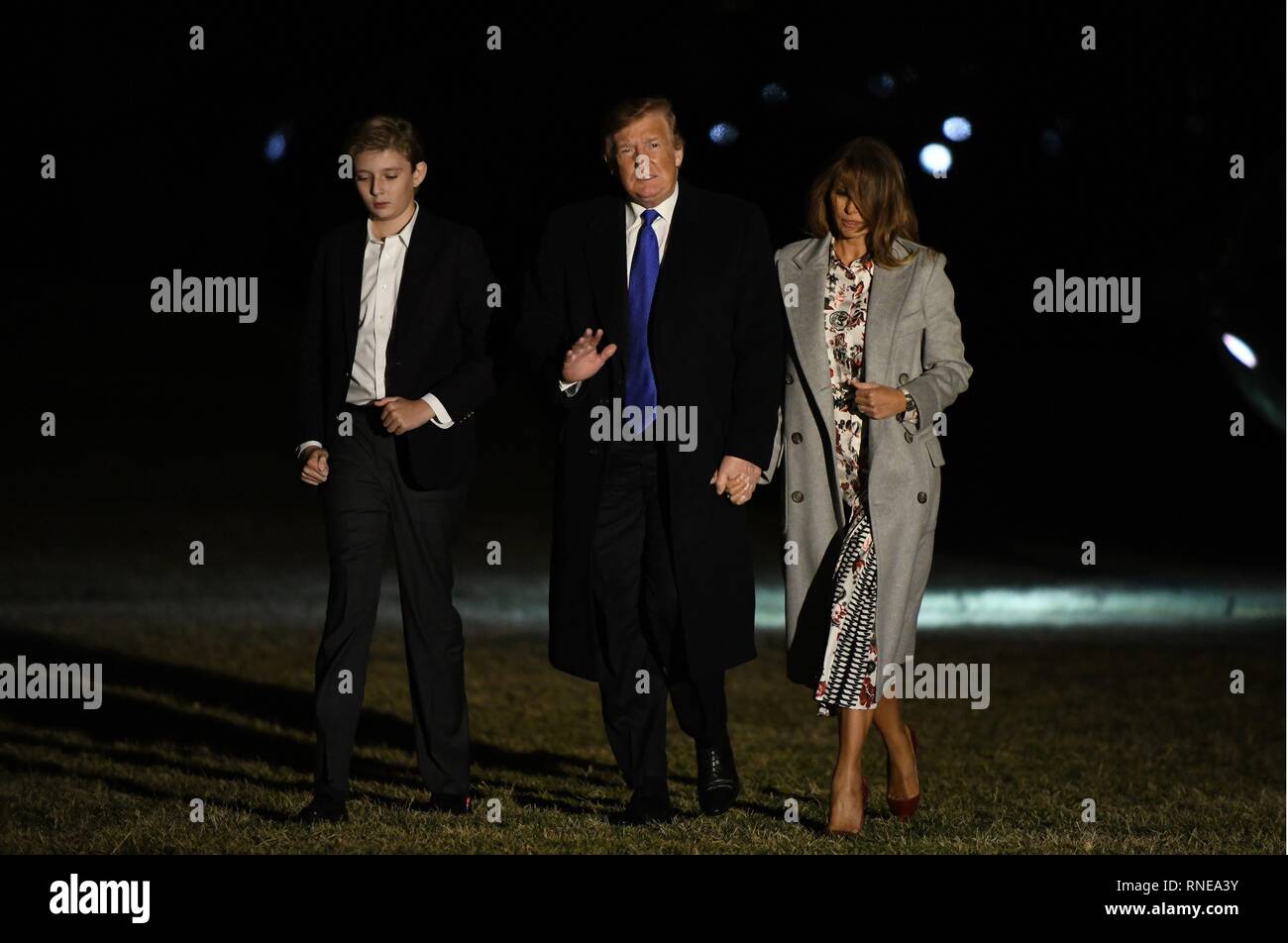 Präsidenten der Vereinigten Staaten Donald J. Trumpf, erste Dame Melania Trump und Barron Trump kommen an das Weiße Haus Februar 18, 2019, in Washington, DC., nachdem das Wochenende im Mar-a-Lago in Florida. Credit: Olivier Douliery/Pool über CNP | Verwendung weltweit Stockfoto