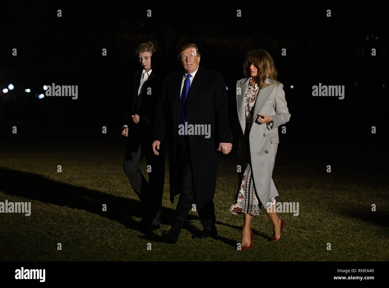 Präsidenten der Vereinigten Staaten Donald J. Trumpf, erste Dame Melania Trump und Barron Trump kommen an das Weiße Haus Februar 18, 2019, in Washington, DC., nachdem das Wochenende im Mar-a-Lago in Florida. Credit: Olivier Douliery/Pool über CNP | Verwendung weltweit Stockfoto