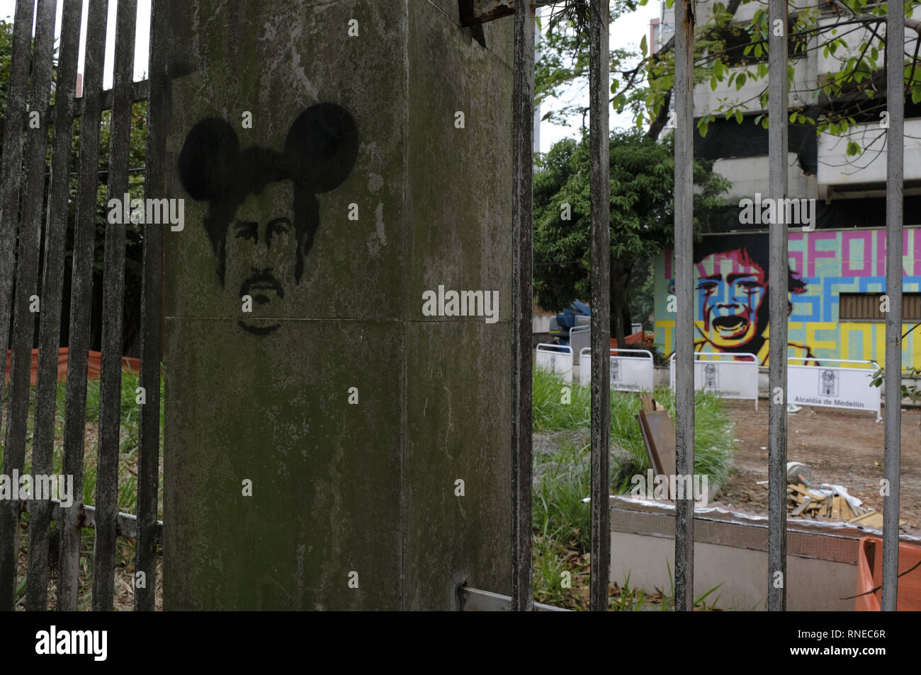 Medellin, Antioquia, Kolumbien. 17 Feb, 2019. Graffiti Schablone auf Bauzaun des Monaco mit escobar Gesicht und Micky Maus Ohren. 25 Jahre nach dem Tod von Pablo Escobar, der MedellÃ n Mayor's Office und die Gemeinschaft die Monaco Gebäude abzureißen und eine Gedenkstätte für die Opfer der Escobar Krieg errichten. Das Gebäude wurde als ein Luxus Bunker vom Capo, selbst zu halten und seine Familie sicher gebaut, und als die MedellÃ-n-Kartell Sitz.. Der Monaco Gebäude ein Problem für die Stadt, die Santa Maria de los Angeles Nachbarschaft, und die Gemeinschaft i Stockfoto