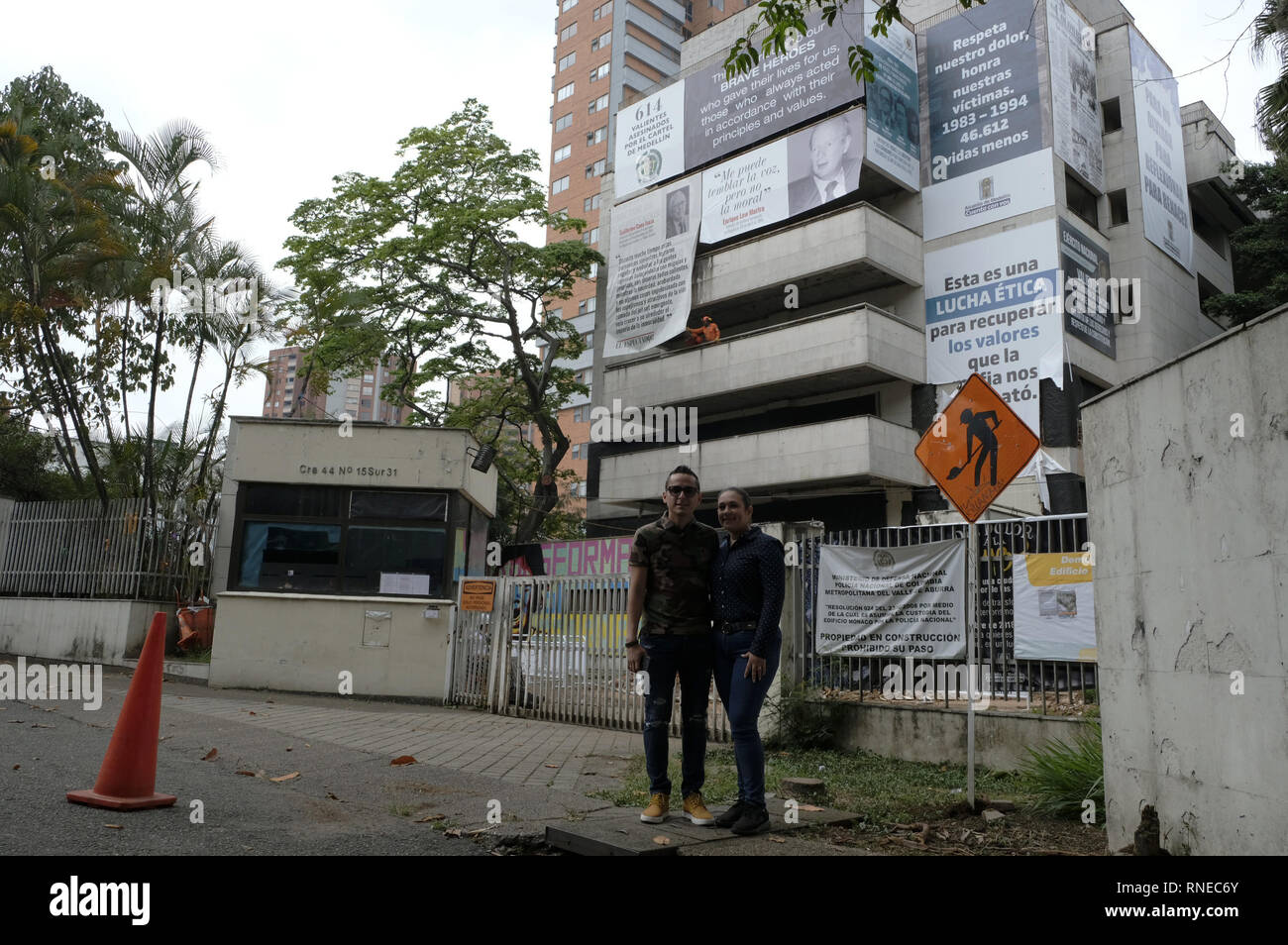 Medellin, Antioquia, Kolumbien. 17 Feb, 2019. Luis Gomez und Gemma MuÃ±oz sind Ecuadorianischen Touristen einige der Orte in der Pablo Escobar' narco Touren'' angeboten. Sie waren den Besuch der Hacienda Napoles, La Manuela Hacienda in Guatapé und der Monaco Gebäude vor dem Abriss. Für sie ' ' das Monaco gebäudeabbruch ist ein Fehler, denn es wird der Tourismus in der Stadt beeinflussen, und es wird das Geld von Touristen in MedellÃ verringern - n'' 25 Jahre nach dem Tod von Pablo Escobar, der MedellÃ n Mayor's Office und die Gemeinschaft die Monaco Aufbau einer zu demolieren Stockfoto