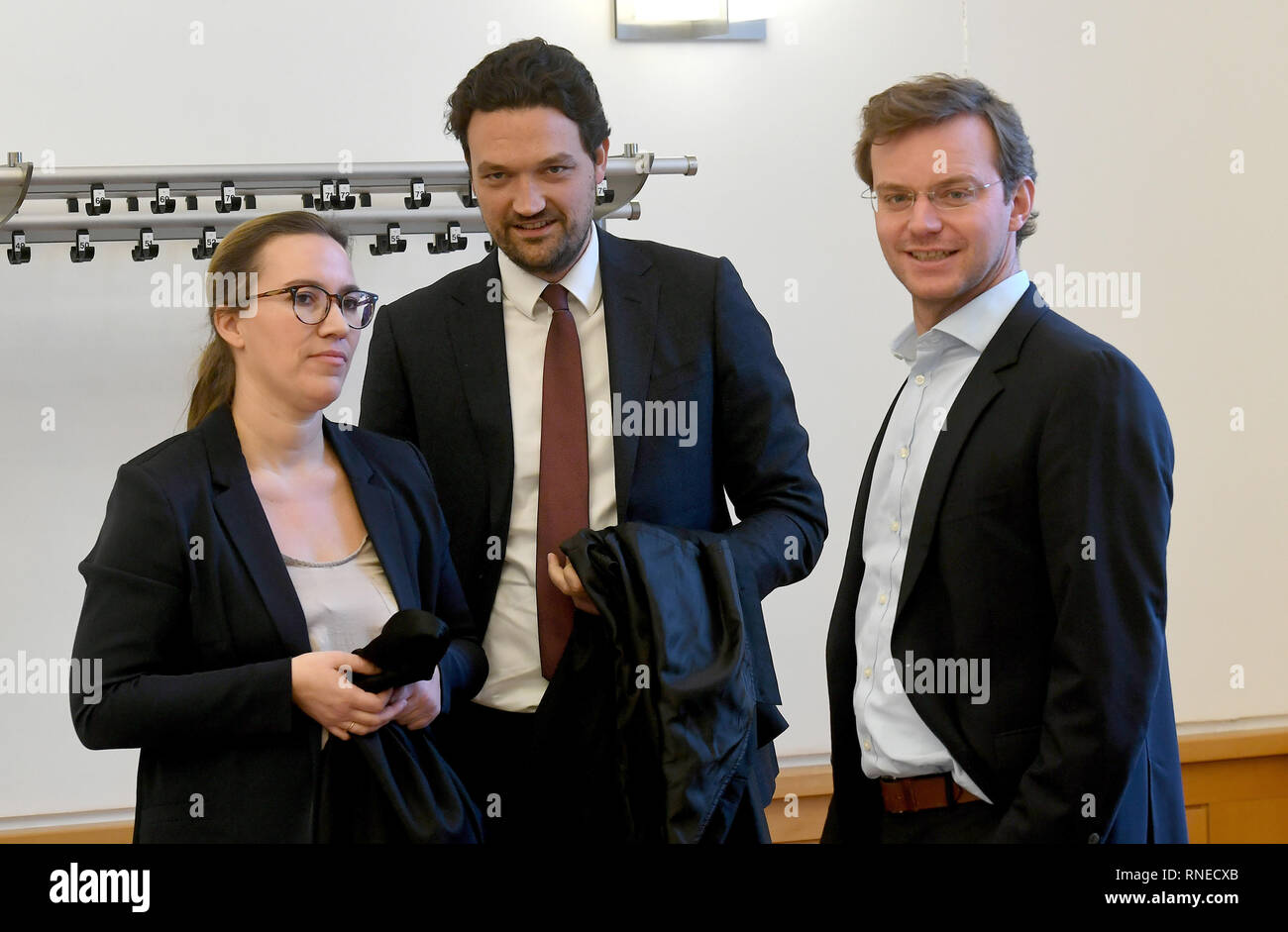 Braunschweig, Deutschland. 19 Feb, 2019. Die Anwälte Lene Kohl (L-R), Fabian Beulke und Jan-Eike Andresen (Vertreter der Strafverfolgung) stehen zusammen in einem Gerichtssaal im Amtsgericht. Das Oberlandesgericht Braunschweig hat bisher ein VW Kunden wenig Hoffnung auf Erfolg in seinem Anspruch auf Schadensersatz. Der Kläger verlangt die Rückzahlung des Kaufpreises von rund 41.000 Euro oder zumindest eine Entschädigung für das Auto, das er im Jahr 2010 gekauft. Quelle: Holger Hollemann/dpa/Alamy leben Nachrichten Stockfoto