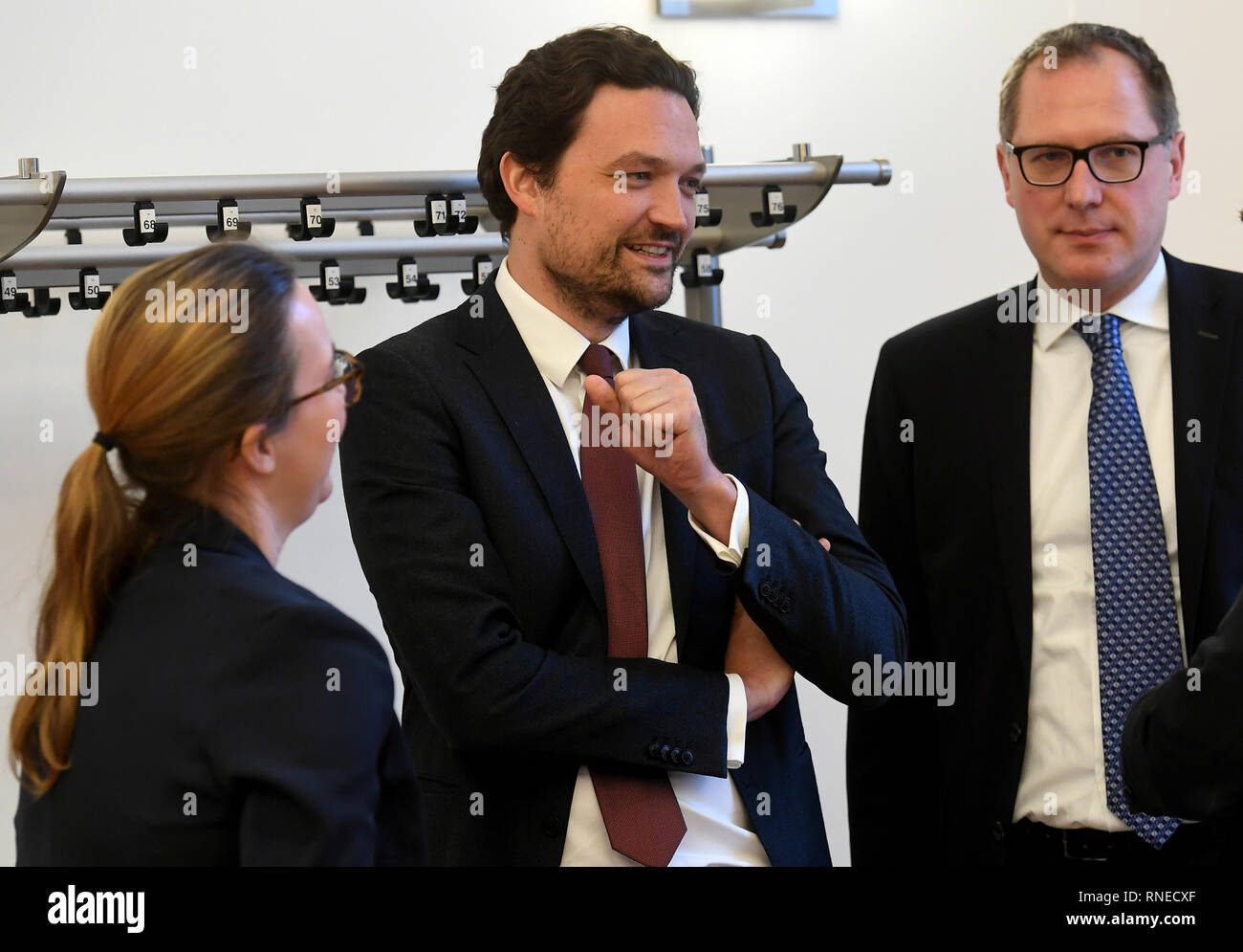 Braunschweig, Deutschland. 19 Feb, 2019. Die Anwälte Lene Kohl (L-R) und Fabian Beulke (Vertreter der Strafverfolgung) sowie Hans-Patrick Schroeder (Rechtsanwalt von VW) stehen zusammen in einem Gerichtssaal im Amtsgericht. Das Oberlandesgericht Braunschweig hat bisher ein VW Kunden wenig Hoffnung auf Erfolg in seinem Anspruch auf Schadensersatz. Der Kläger verlangt die Rückzahlung des Kaufpreises von rund 41.000 Euro oder zumindest eine Entschädigung für das Auto, das er im Jahr 2010 gekauft. Quelle: Holger Hollemann/dpa/Alamy leben Nachrichten Stockfoto