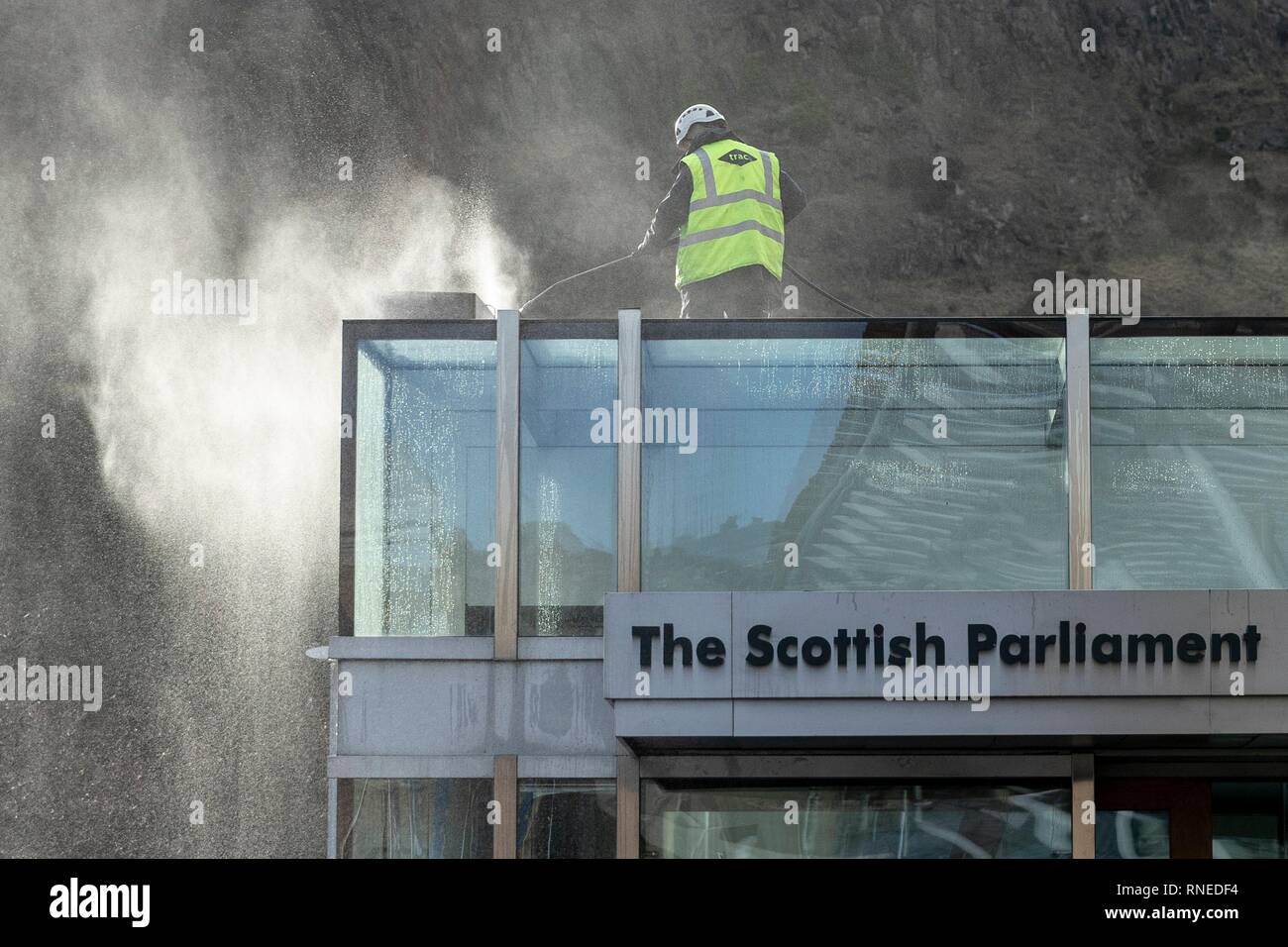 Edinburgh, Großbritannien. 19 Feb, 2019. Handwerker Reinigung das Dach eines Teils der schottische Parlamentsgebäude in Holyrood in Edinburgh Credit: Rich Dyson/Alamy leben Nachrichten Stockfoto