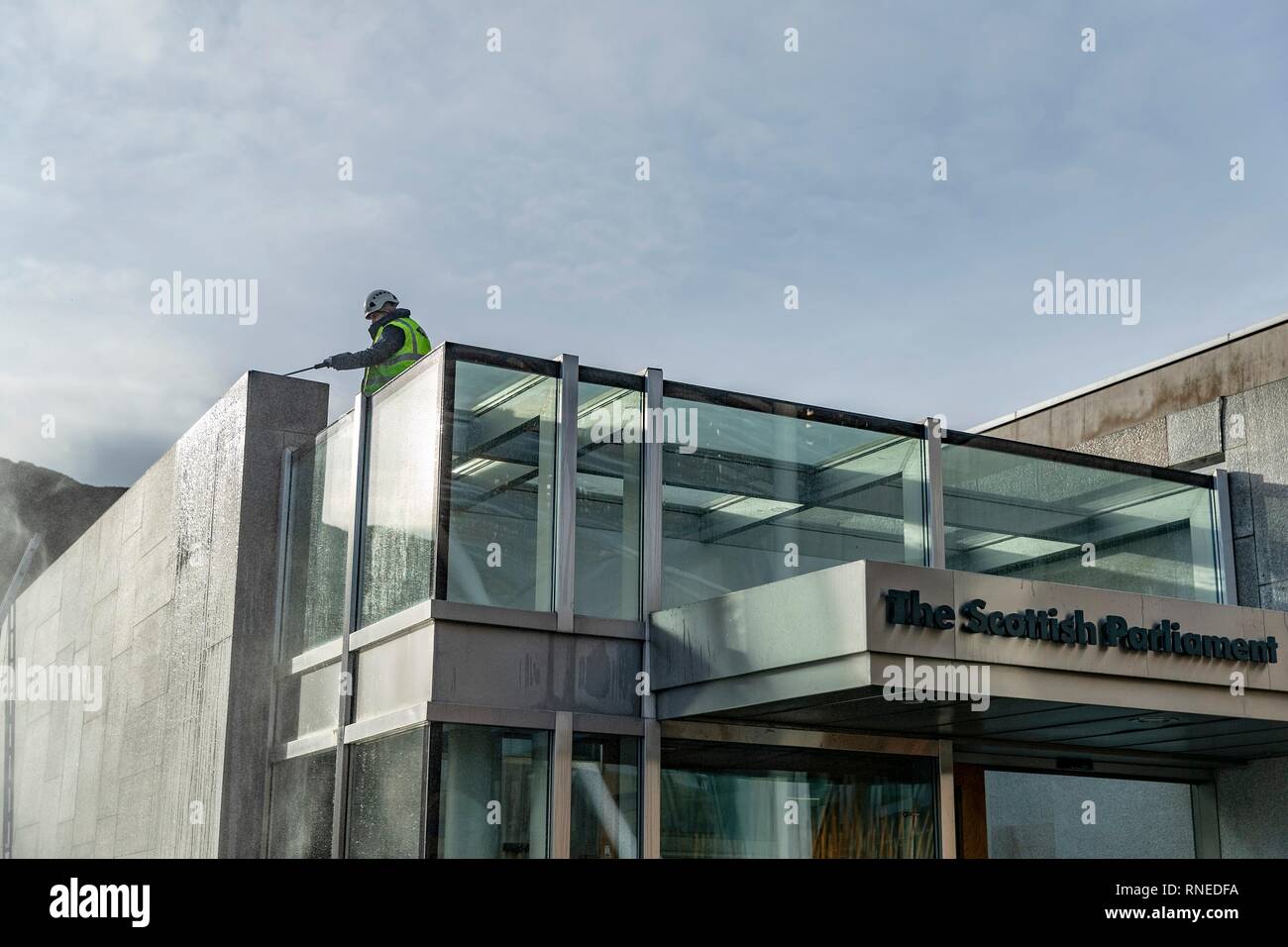 Edinburgh, Großbritannien. 19 Feb, 2019. Handwerker Reinigung das Dach eines Teils der schottische Parlamentsgebäude in Holyrood in Edinburgh Credit: Rich Dyson/Alamy leben Nachrichten Stockfoto